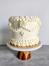 Load image into Gallery viewer, Lambeth Vintage Cake