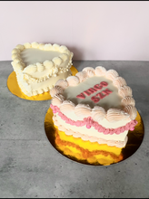 Load image into Gallery viewer, Heart Shape Lambeth Vintage Cake ❤️
