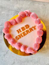 Load image into Gallery viewer, Heart Shape Lambeth Vintage Cake
